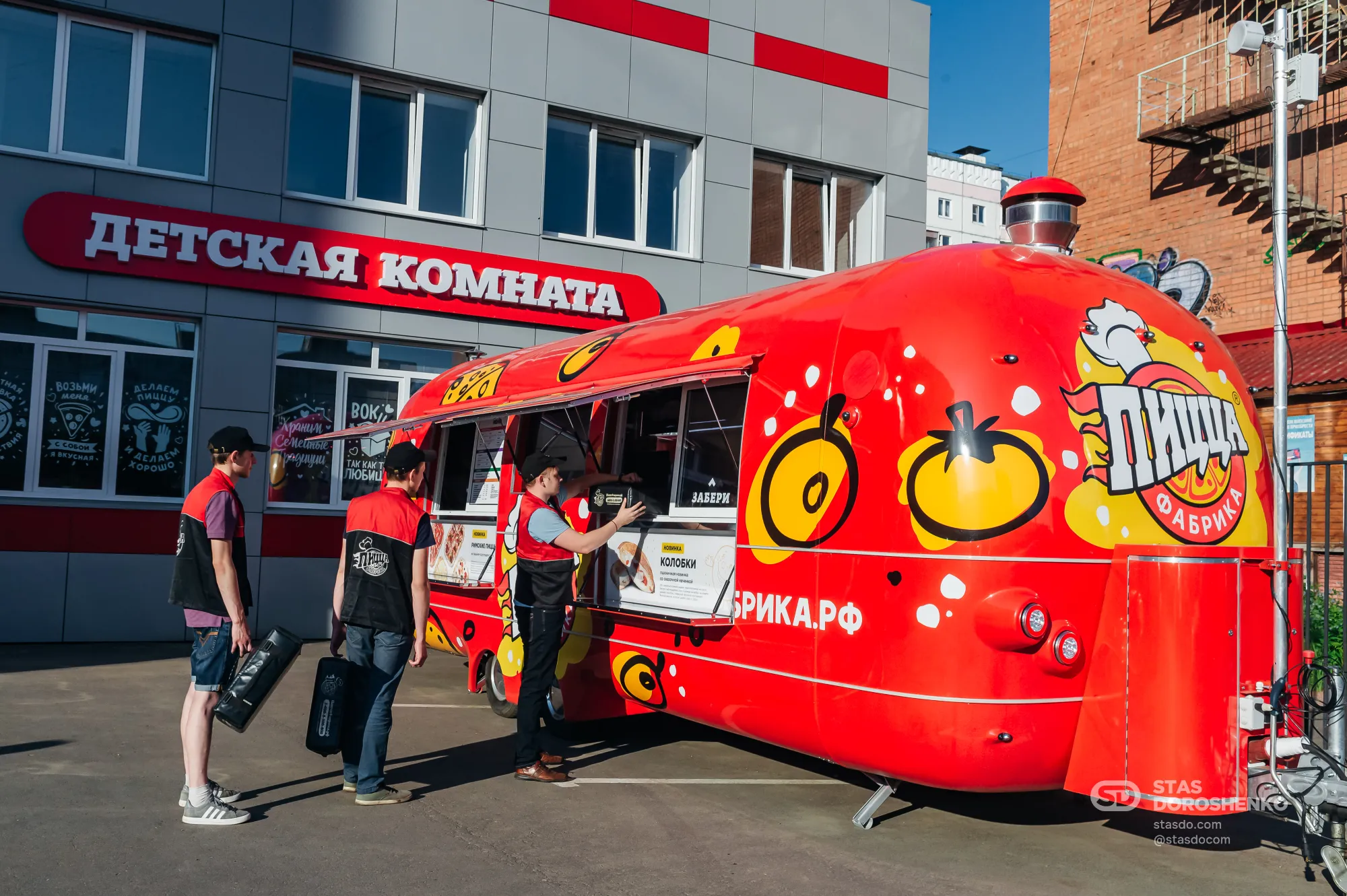 Логотип, брендинг и маркетинг франчайзинговой сети «ПиццаФабрика» с нуля